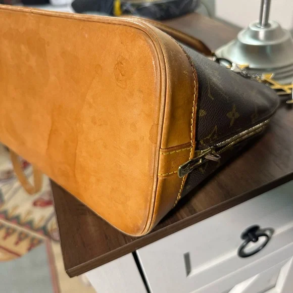 Louis Vuitton Brown and Tan Monogram with strap and keychain charm - Picture 4 of 13